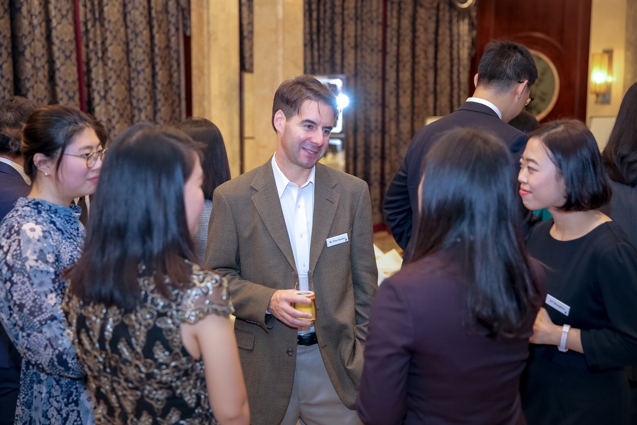 Peter Hessler (centre) speaking with finalists at the social engagement dinner of the 2019 final selection for the Rhodes Scholarships for China