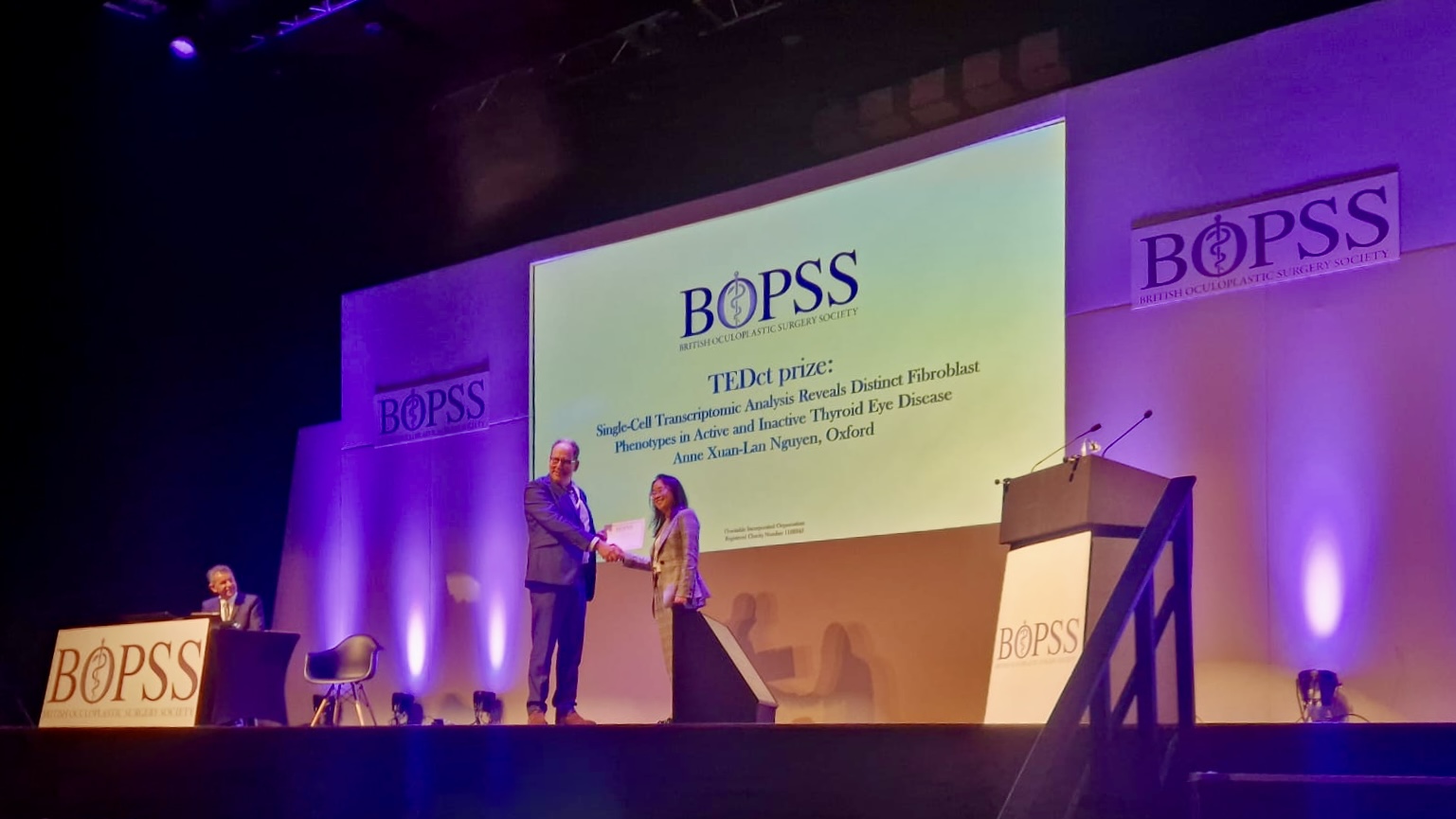 Dr Anne Xuan-Lan Nguyen receiving her prize