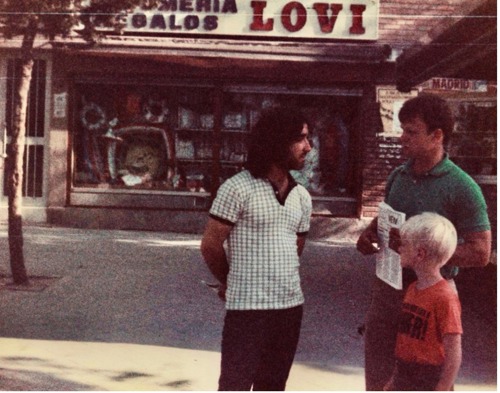 Handing out flyers to junkies in San Blas. Luis Mendoza, the first addict who died of AIDS in Betel, with Elliott Tepper and Jonathan 1984.