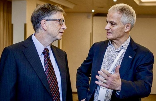 The picture shows David with Bill Gates, both in blue suits.